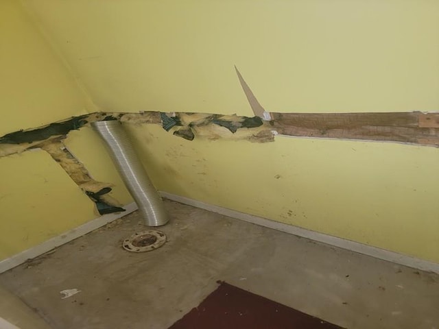 room details featuring baseboards