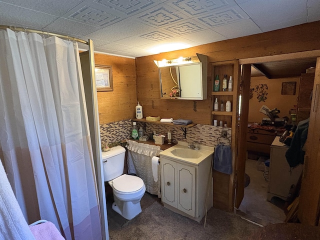 full bathroom with a drop ceiling, toilet, a shower with curtain, and vanity