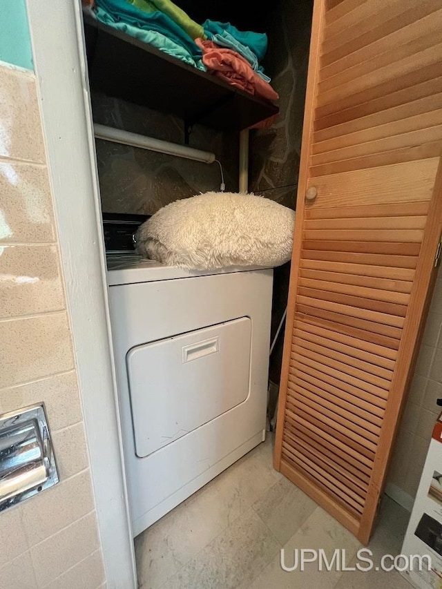 laundry area with washer / clothes dryer and laundry area