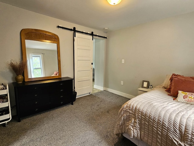 bedroom featuring a barn door, baseboards, and carpet floors