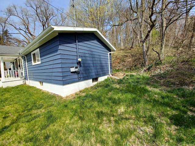 view of side of property featuring a lawn