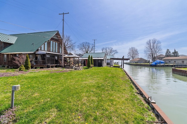 view of yard featuring a water view