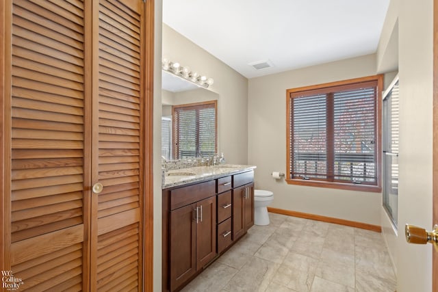 full bathroom featuring visible vents, toilet, a healthy amount of sunlight, and baseboards