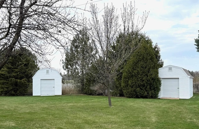view of yard featuring an outdoor structure and a storage shed
