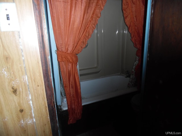 475 Poplar St, Lake Linden, MI 49945 - detailed view of bathtub / shower combination