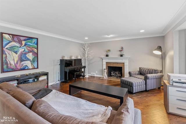 living area featuring baseboards, ornamental molding, and recessed lighting
