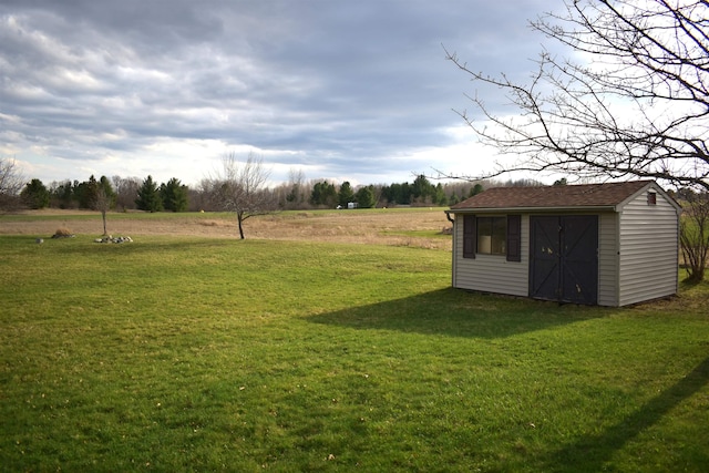 view of yard featuring an outdoor structure and a shed