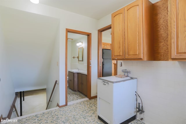 2428 Irma St, Warren, MI 48092 - clothes washing area featuring a sink and light floors