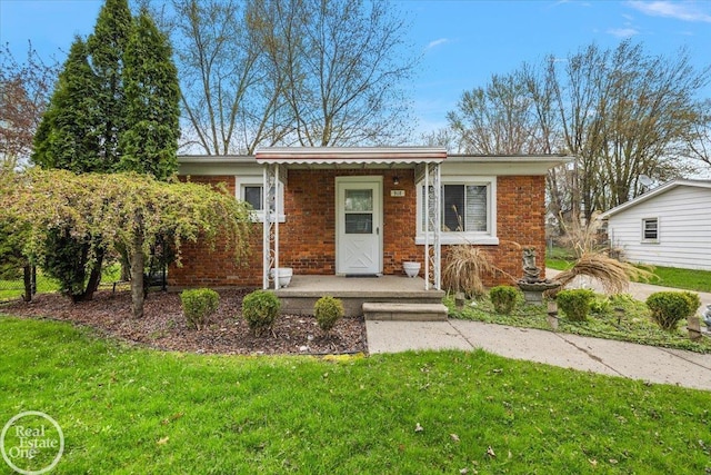 view of front of home featuring a front lawn and brick siding