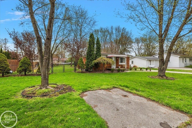 view of front of property featuring a front lawn and fence