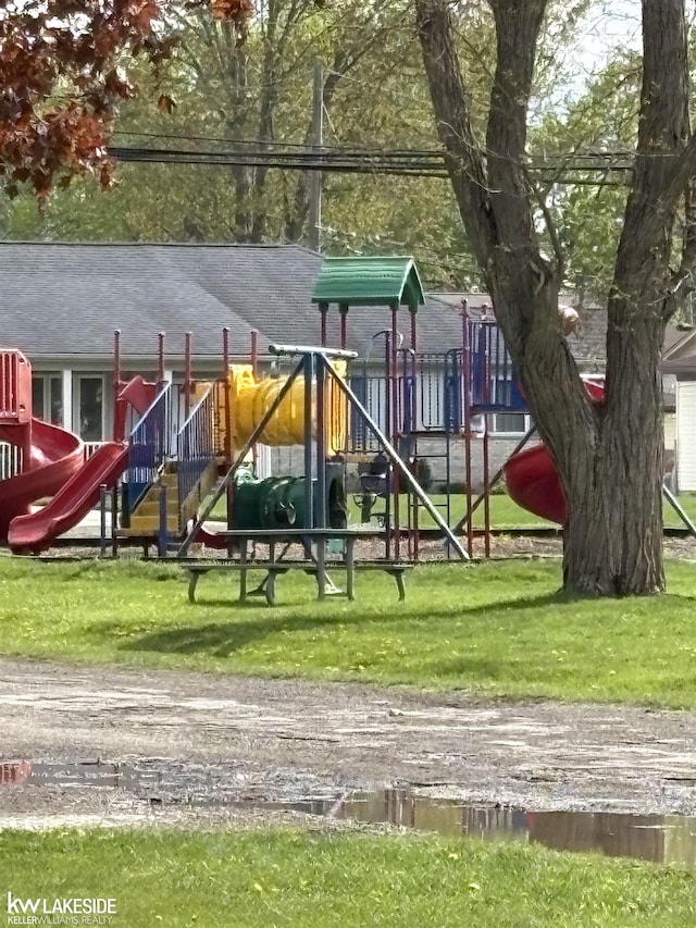 39660 Prentiss St, Harrison Twp, MI 48045 - community play area featuring a yard