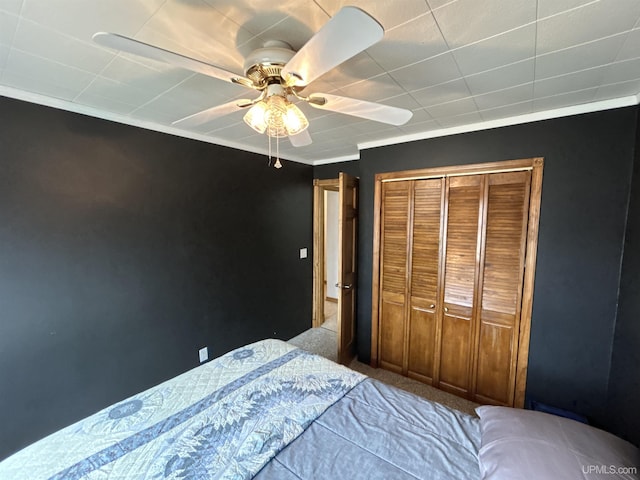 bedroom with carpet floors, ceiling fan, and a closet