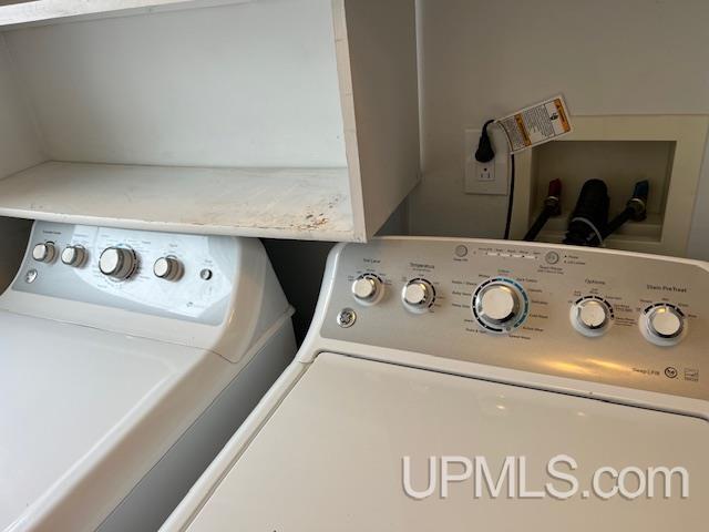 washroom with laundry area and washer and clothes dryer