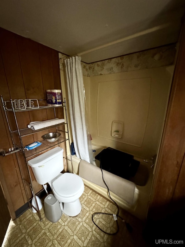 full bath featuring shower / bath combo with shower curtain and toilet