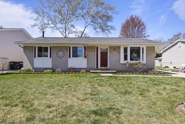 view of front facade featuring brick siding and a front yard