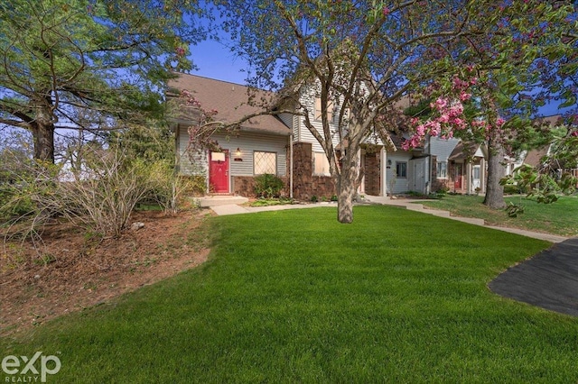 view of front facade with a front yard
