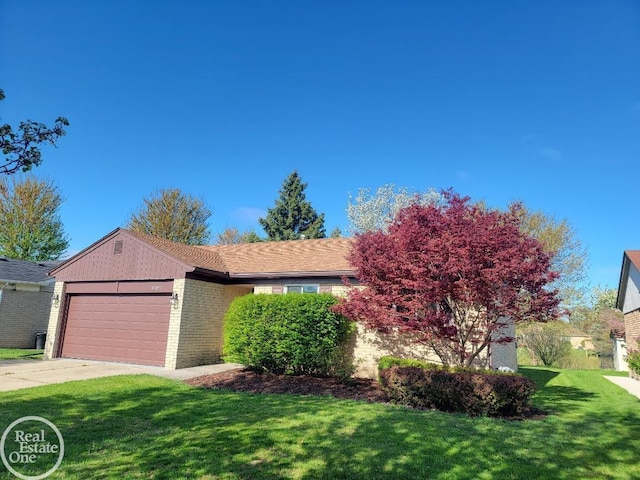 view of front facade featuring brick siding, a garage, a front lawn, and driveway