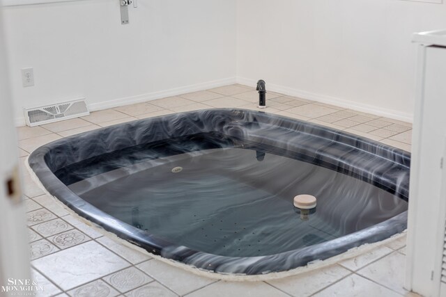 interior details featuring baseboards, a jacuzzi, and visible vents