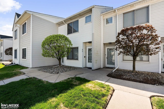 multi unit property featuring a front lawn