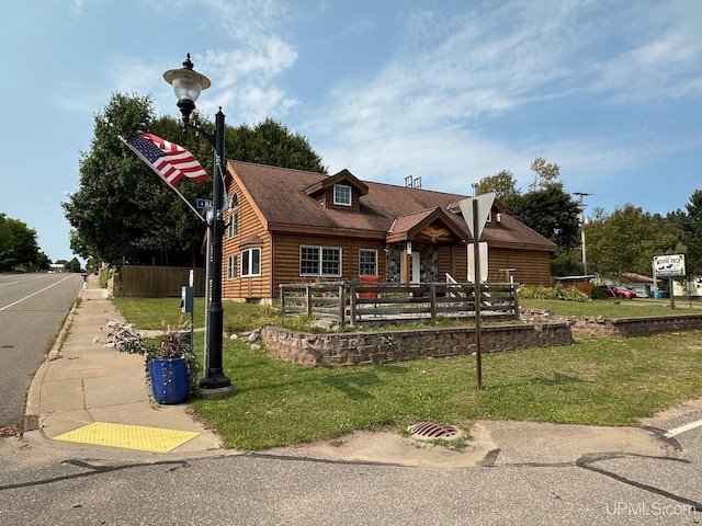 view of front of home featuring a front yard