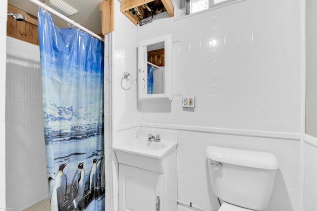 bathroom with vanity, a shower with shower curtain, and toilet