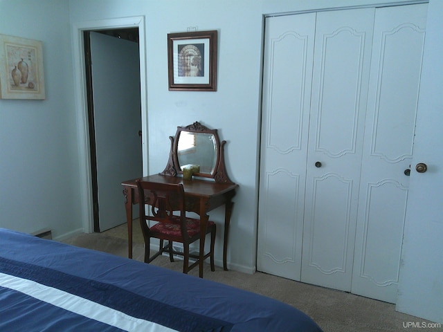 bedroom featuring carpet floors, baseboards, and a closet