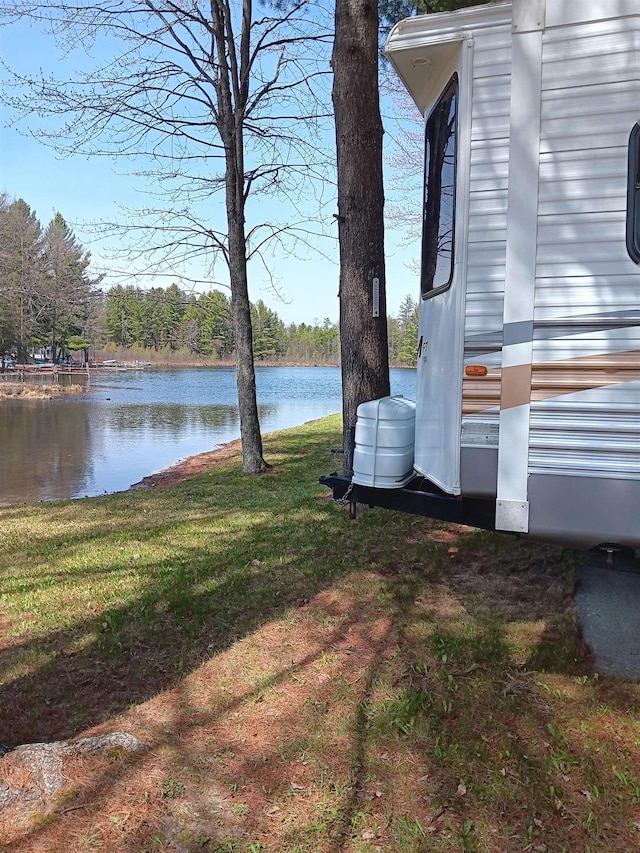 view of yard featuring a water view