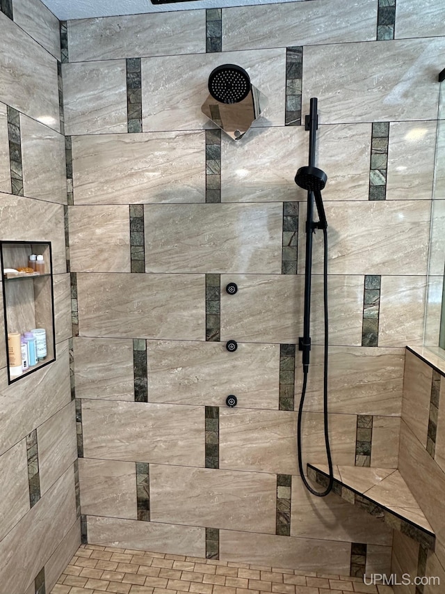 bathroom featuring a tile shower
