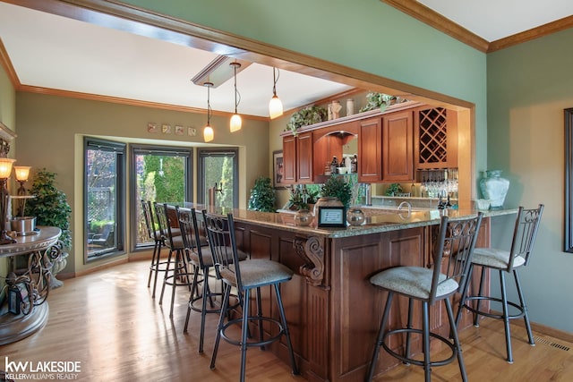 bar with crown molding, light wood-style floors, wet bar, baseboards, and decorative backsplash