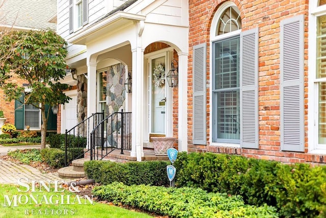 926 Lochmoor Pl, Grosse Pointe Woods, MI 48236 - doorway to property featuring brick siding