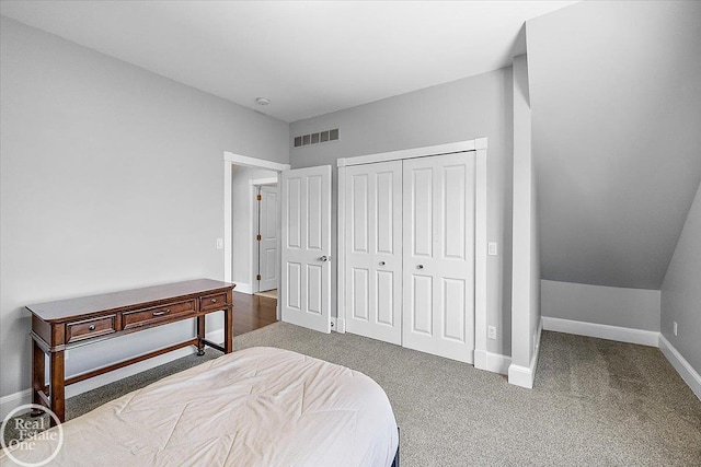 bedroom with baseboards, visible vents, carpet, and a closet