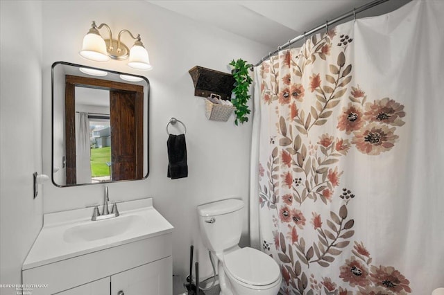 full bathroom featuring toilet, a shower with curtain, and vanity