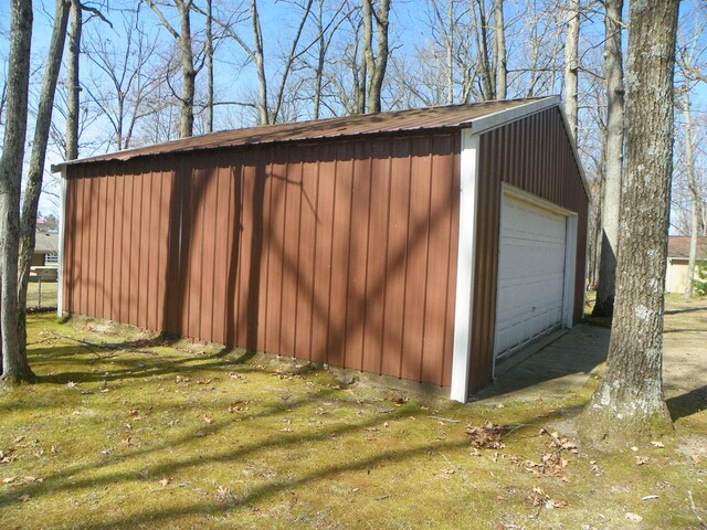 view of detached garage
