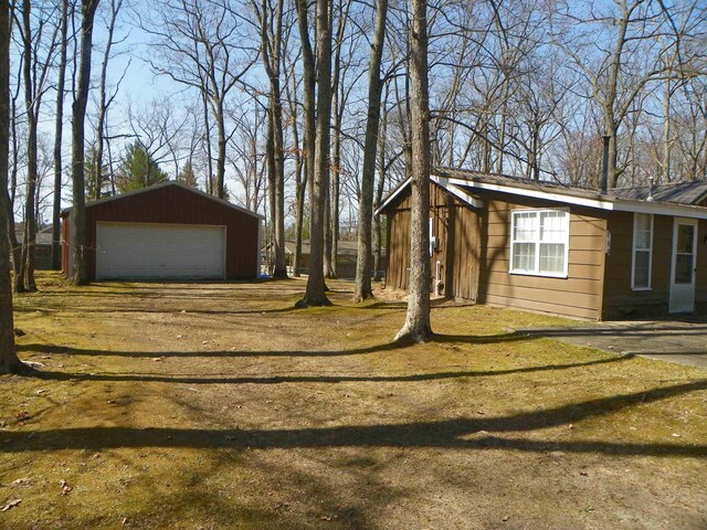view of yard featuring an outdoor structure and a garage