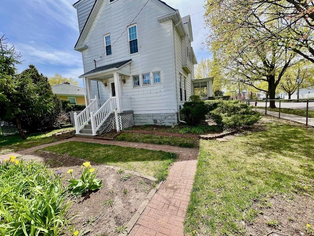 706 W Indiana St, Bay City, MI 48706 - back of property with a lawn and fence