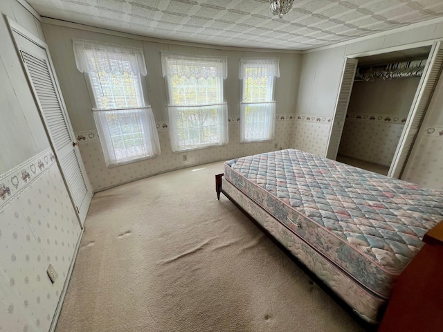 706 W Indiana St, Bay City, MI 48706 - carpeted bedroom with wallpapered walls