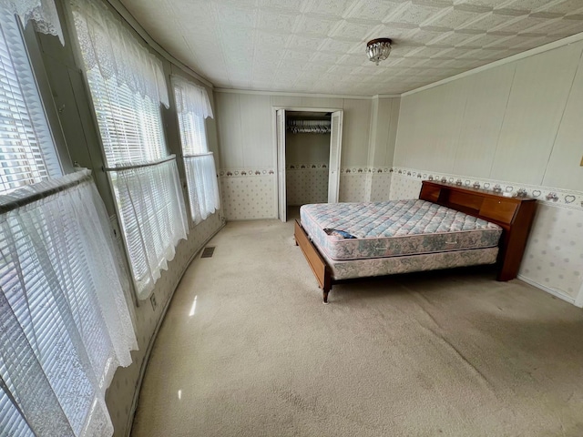 706 W Indiana St, Bay City, MI 48706 - carpeted bedroom with crown molding, visible vents, and an ornate ceiling