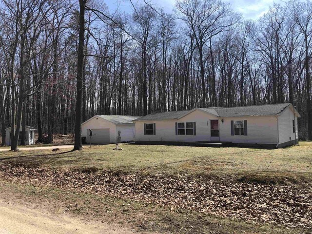 manufactured / mobile home featuring a front lawn