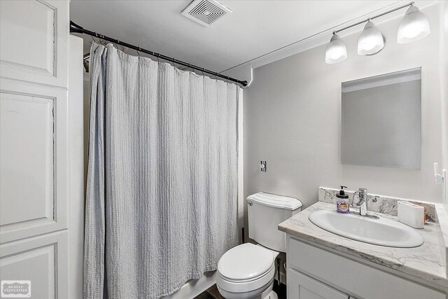455 Garfield Rd, Fostoria, MI 48435 - bathroom featuring vanity, a shower with curtain, toilet, and visible vents