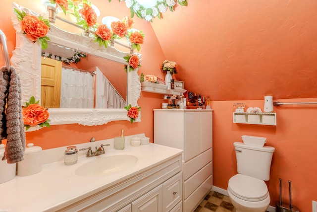 full bath featuring toilet, a shower with curtain, lofted ceiling, and vanity