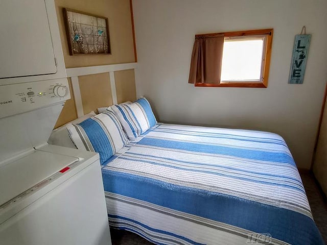 bedroom with stacked washer / drying machine