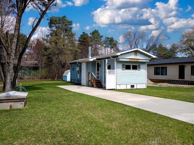 view of front facade featuring crawl space and a front lawn