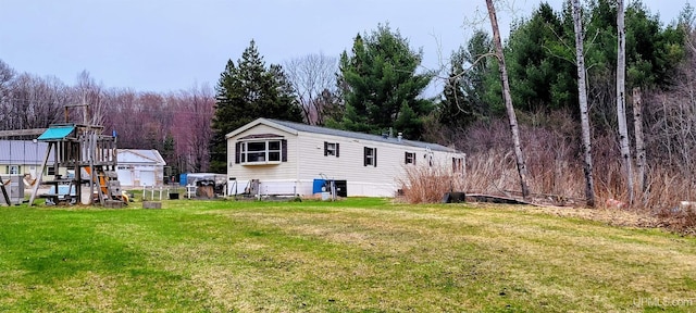 view of front facade with a front lawn