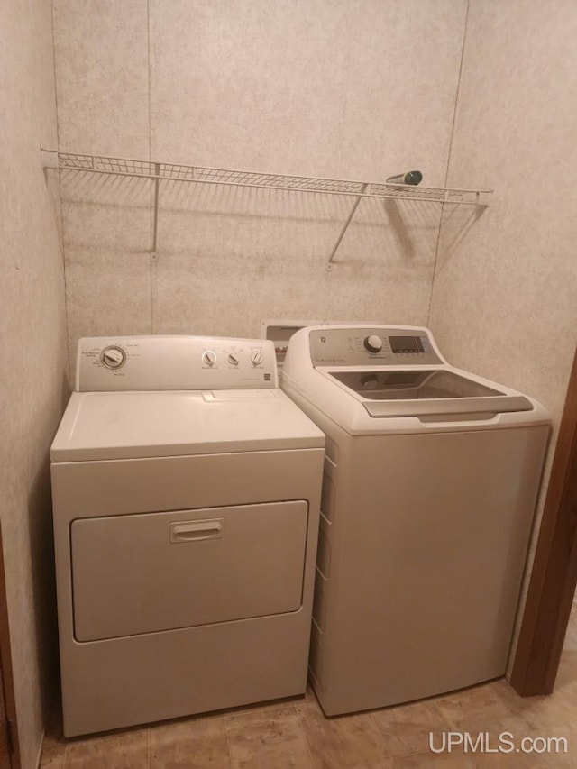 clothes washing area with laundry area and independent washer and dryer