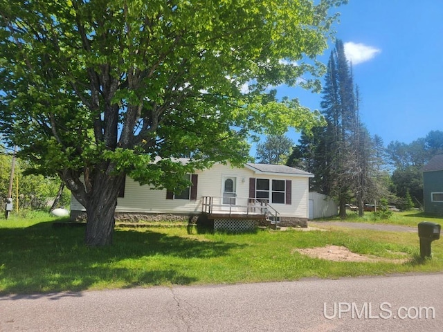 manufactured / mobile home featuring a front yard