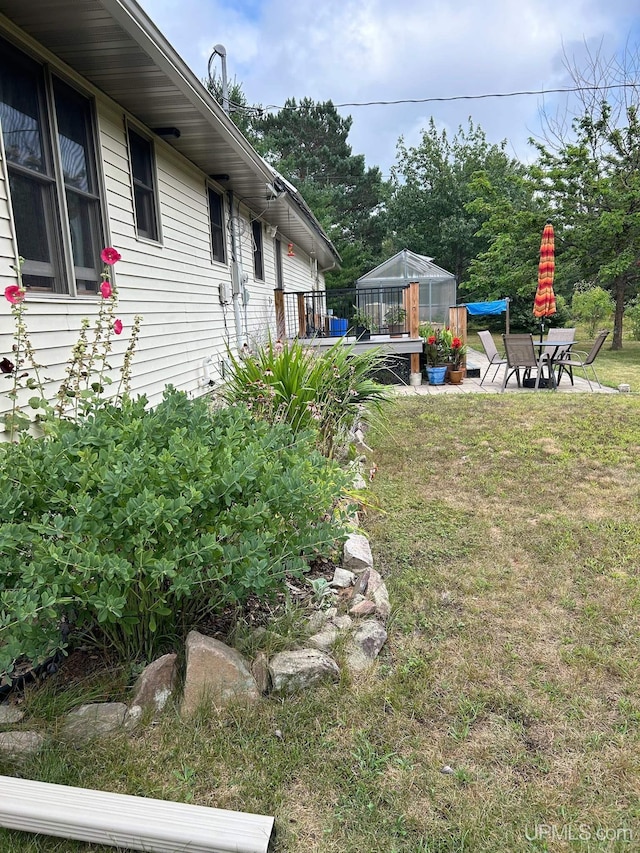 view of yard featuring an exterior structure and an outbuilding