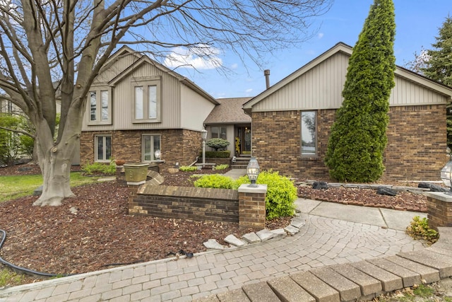 view of front facade featuring brick siding