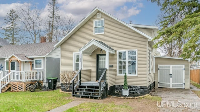 view of front of house featuring a chimney, fence, and a front yard