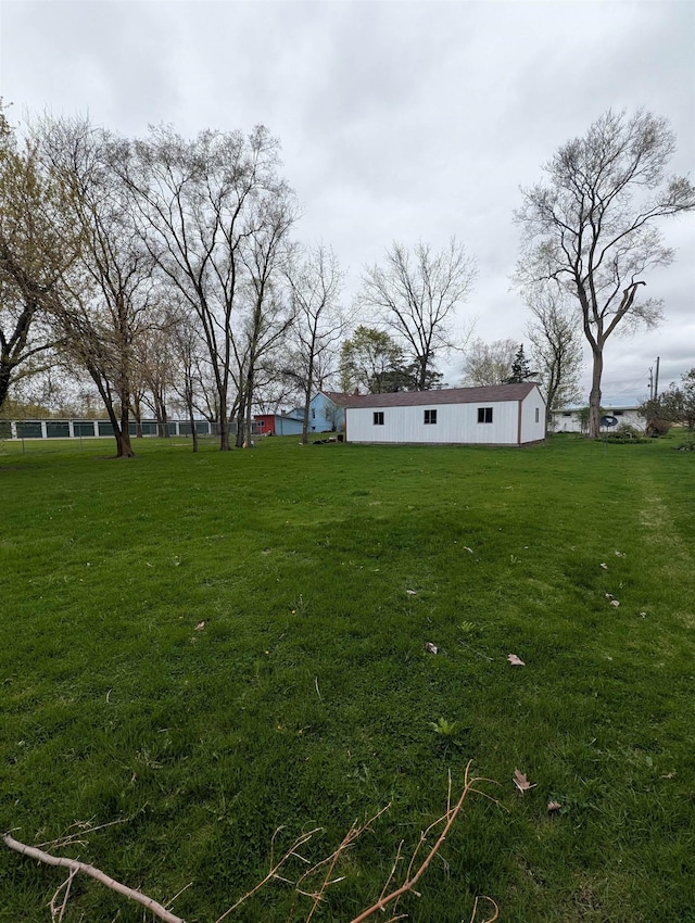 view of yard featuring an outbuilding
