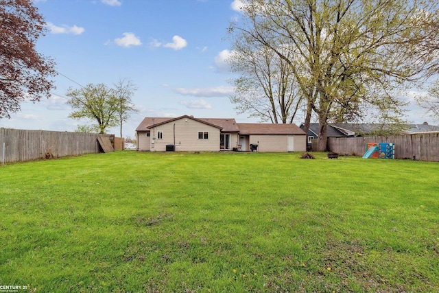 view of yard featuring a fenced backyard